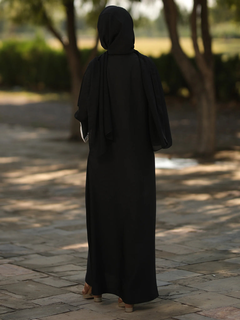 black closed abaya