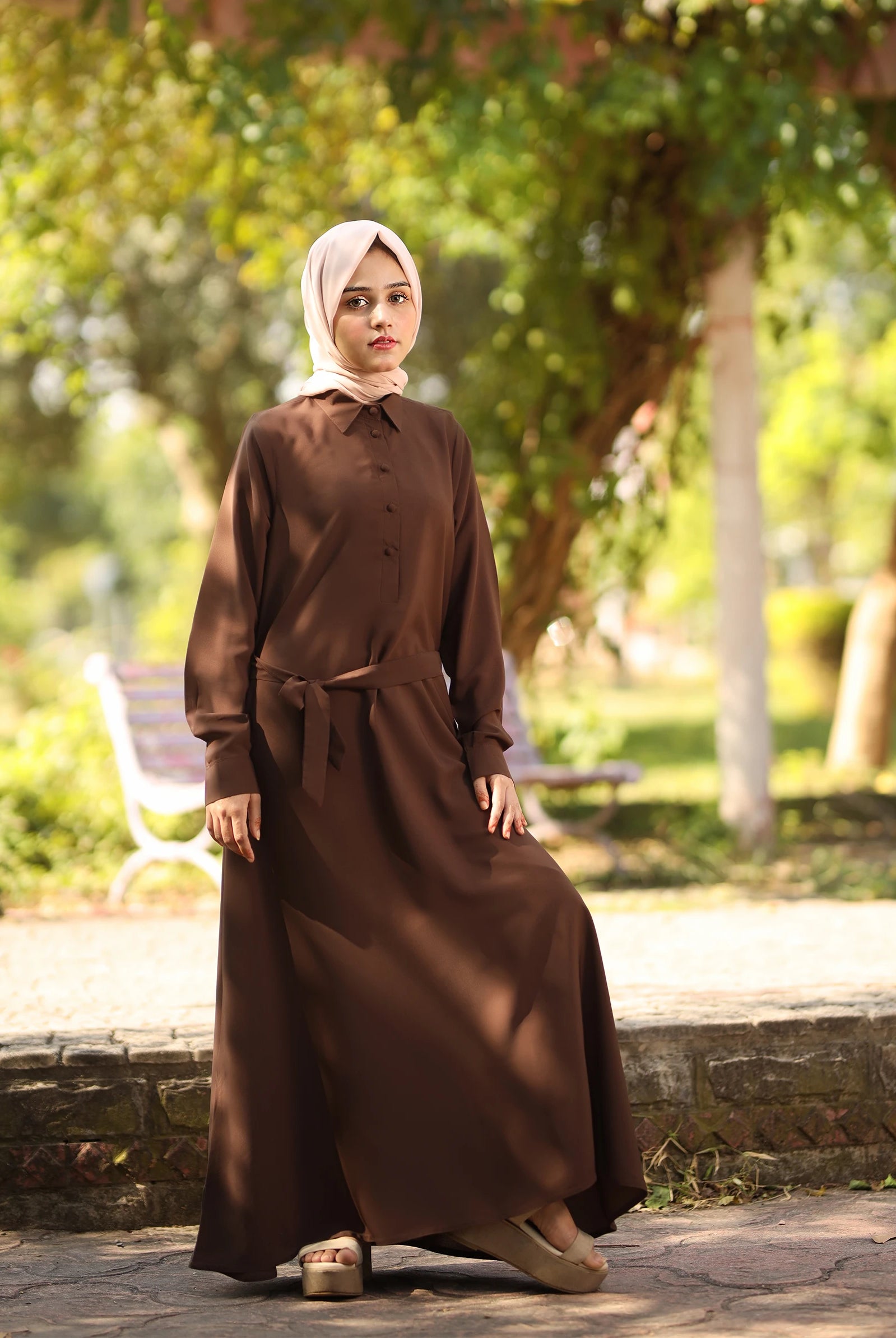 brown closed abaya