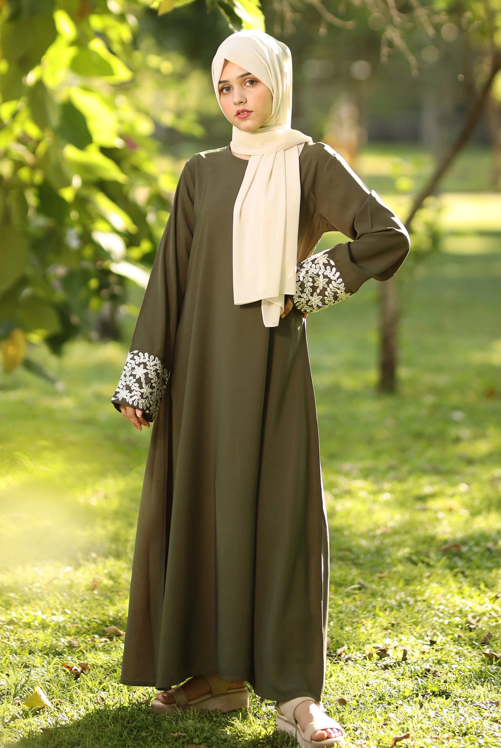 green closed abaya