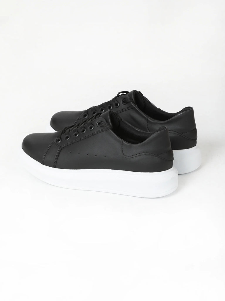 black flat women trainer