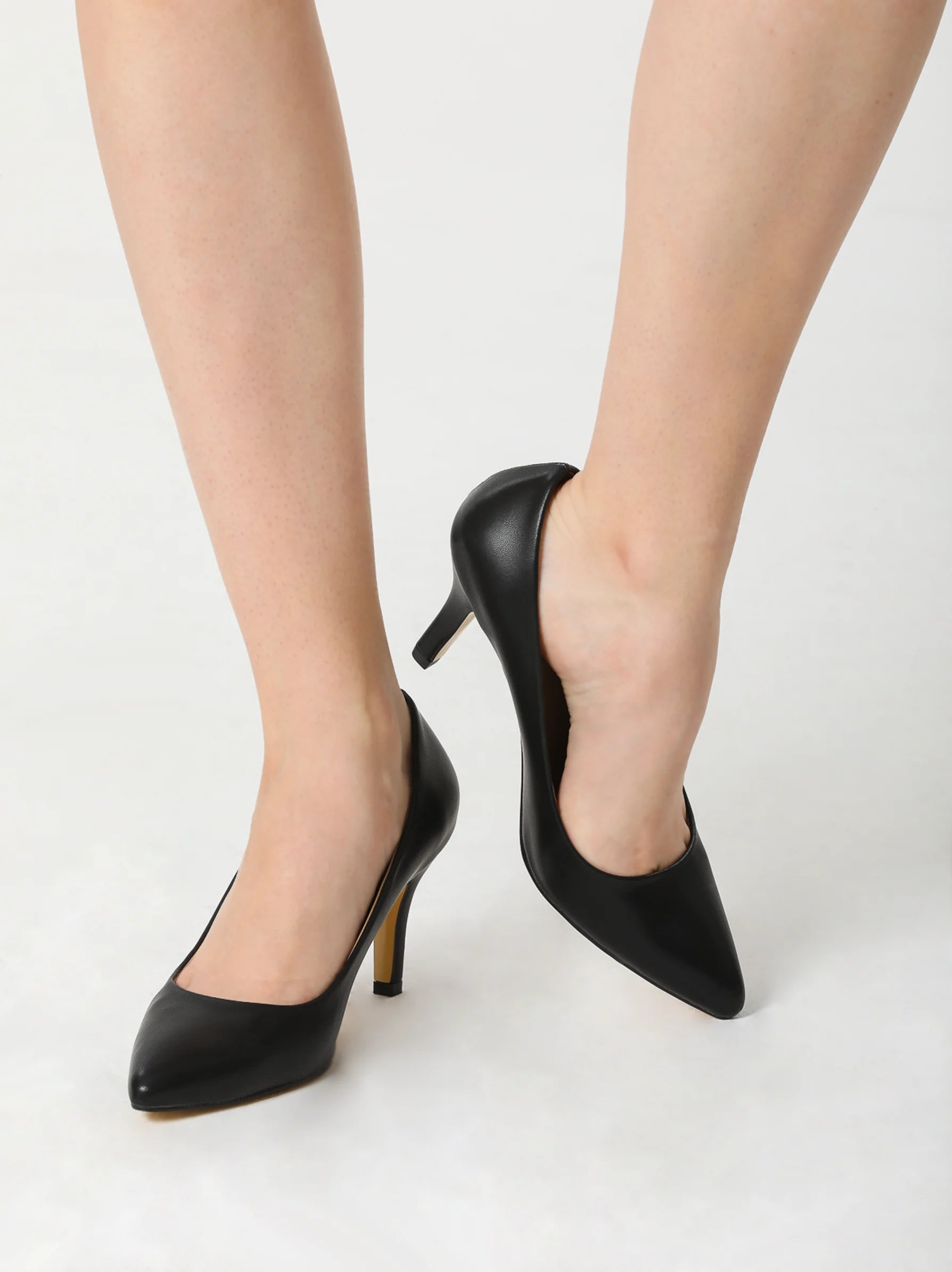 Black pointed best sale toe low heels