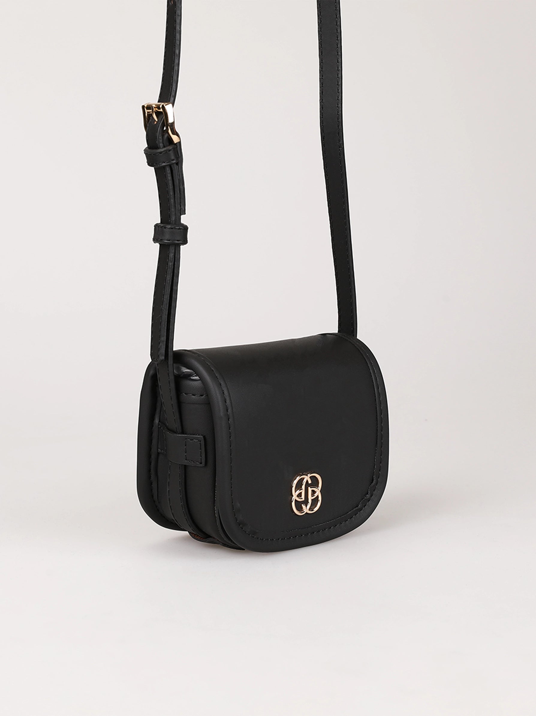 black shoulder bag